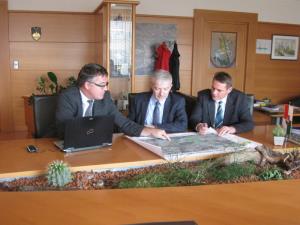 Tomaž Willenpart, direktor Direkcije RS za infrastrukturo g. Damir Topolko, župan mag. Marko Diaci (z leve)